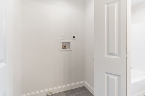 40 Lawrence Ave, East Bridgewater MA 02324-1613 exterior