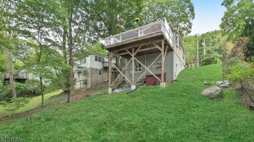 72 High Mtn Rd, Skyline Lakes NJ 07456-2510 exterior