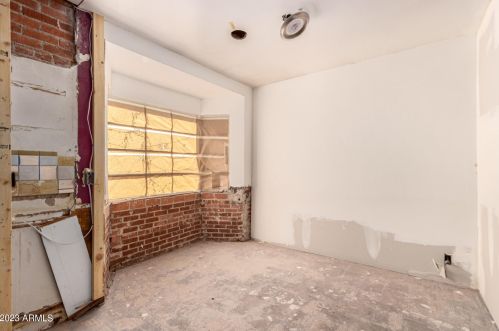 1332 Edgemont Ave, Phoenix AZ 85035-2212 exterior