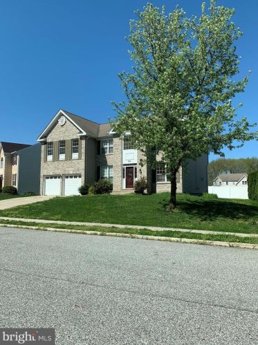 104 Frenchman Dr, West Deptford NJ  08096-6855 exterior