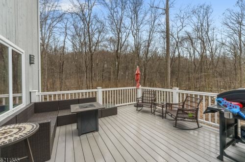 79 Pinewood Dr, Skyline Lakes NJ  07456-1122 exterior