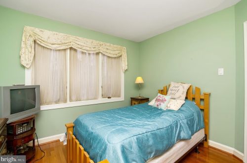 422 Meadowcroft Rd, West Deptford NJ 08096-4007 exterior