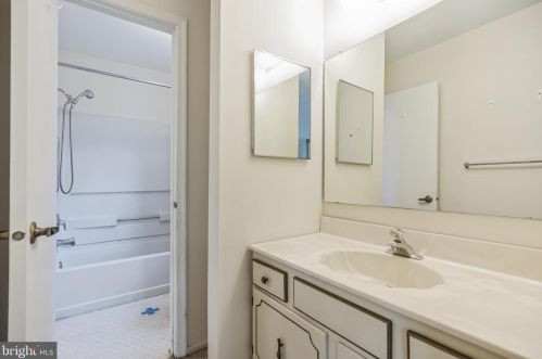 24 Lakebridge Dr, West Deptford NJ 08096-6718 exterior