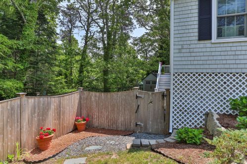 2 Uncle Zlotis Rd, Chatham MA 02633-1595 exterior