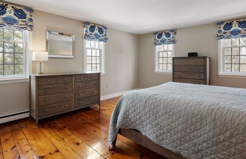 4 High St, Southborough MA 01772-1423 exterior