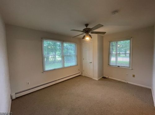 1-1 Dara Dr, East Hanover NJ  07936-1660 exterior