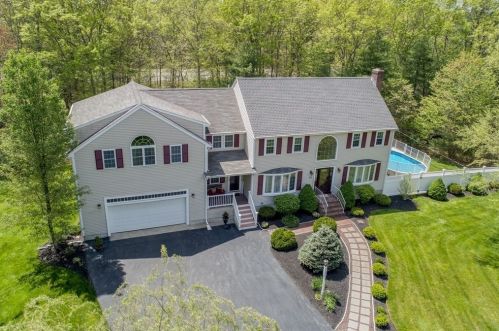 35 Country Club Dr, East Bridgewater, MA 02324-2147