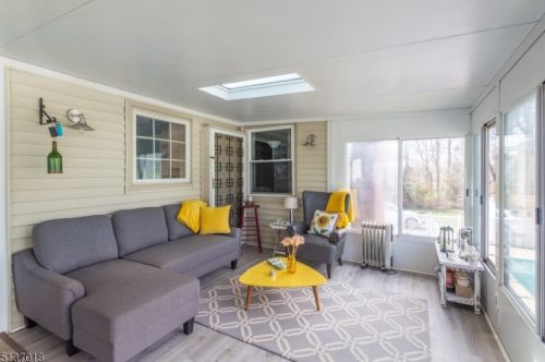 23 Brentwood Dr, East Hanover NJ 07936-2403 exterior