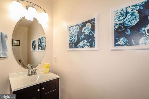 9 Canal Vw Dr, Trenton NJ 08648-1319 exterior