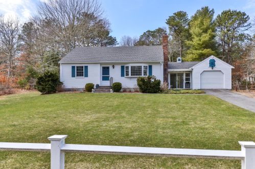 832 Putnam Ave, Cotuit, MA 02635-2812