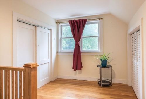 185 Pelham Rd, Amherst MA 01002-9777 exterior