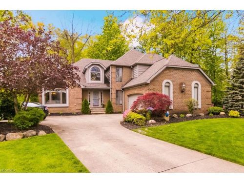 3170 Oakwood Ln, Cleveland OH  44145-4680 exterior