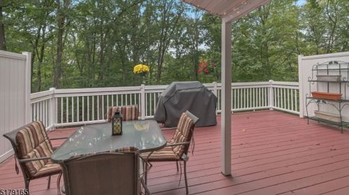 72 High Mtn Rd, Skyline Lakes NJ 07456-2510 exterior