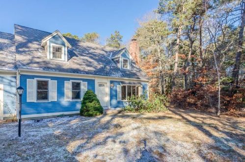 240 Putnam Ave, Cotuit, MA 02635-2815