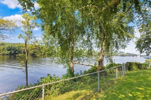 379 Main St, Groveland MA 01834-1428 exterior