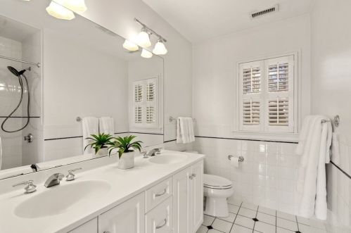 76 Lewis St, Newton MA 02458-1840 exterior