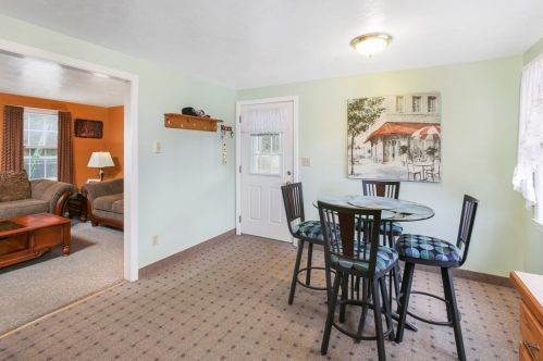 142 St, East Brookfield MA 01515-1612 exterior