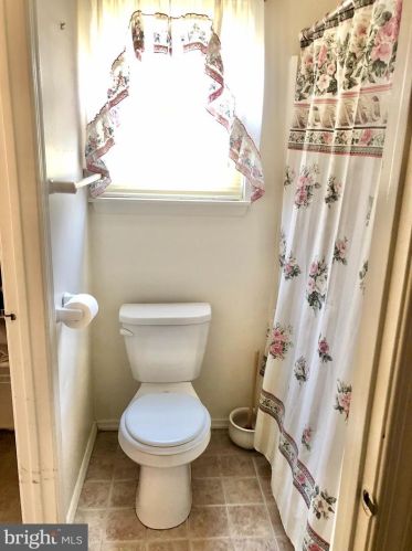 8 Knollwood Dr, West Deptford NJ 08096-6702 exterior