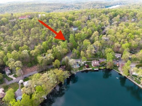 5 Valley Rd, Skyline Lakes, NJ 07456-2908