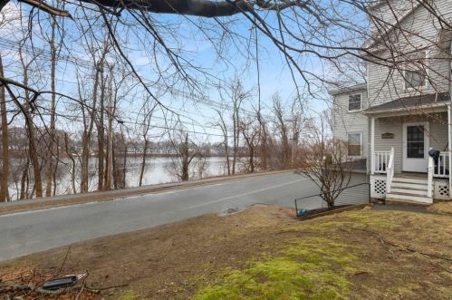 342 Main St, Groveland MA 01834-1346 exterior