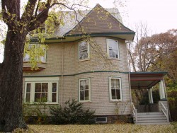 43 Bracebridge Rd, Newton, MA 02459-1728