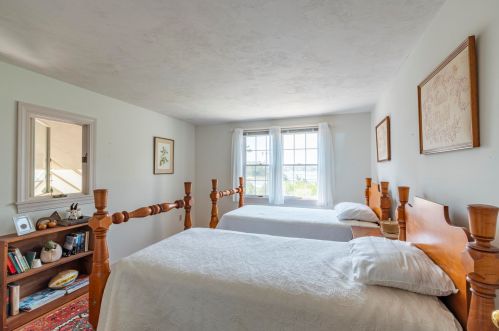 48 Strong Is Rd, Chatham MA 02633-1435 exterior