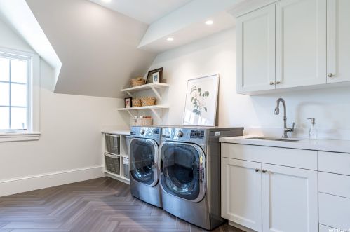 1918 Siesta Dr, Sandy UT 84093-6139 exterior