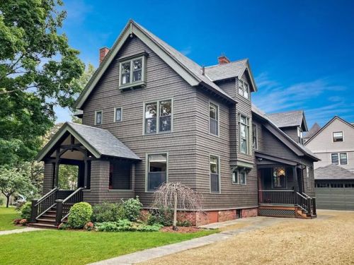 79 William St, Worcester, MA 01609-2136