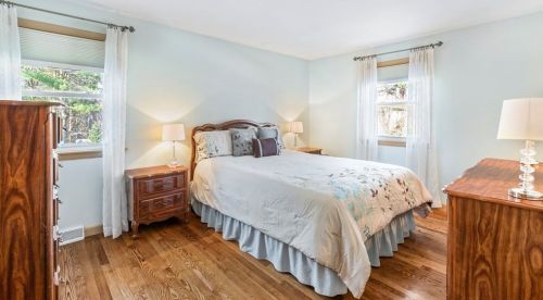 1069 Burt St, Taunton MA 02780-5166 exterior