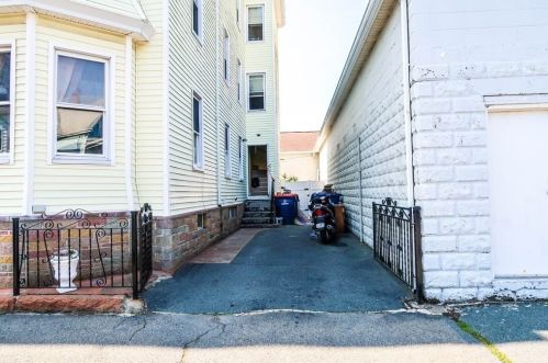 33 Independent St, New Bedford, MA 02744-1805