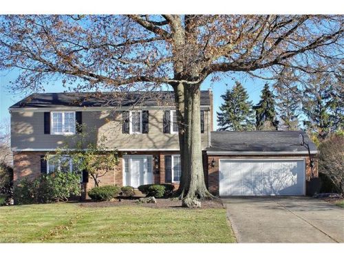 1011 Pinewood Cir, Cleveland, OH 44124-1052