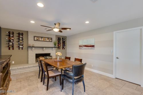 725 Country Gables Dr, Phoenix AZ 85053-4528 exterior