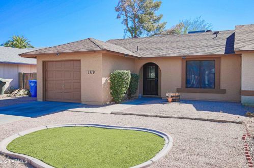 1719 Beverly Ln, Phoenix AZ  85022-2889 exterior