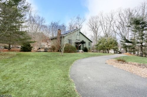 42 Ricker Dr, Skyline Lakes, NJ 07456-1305