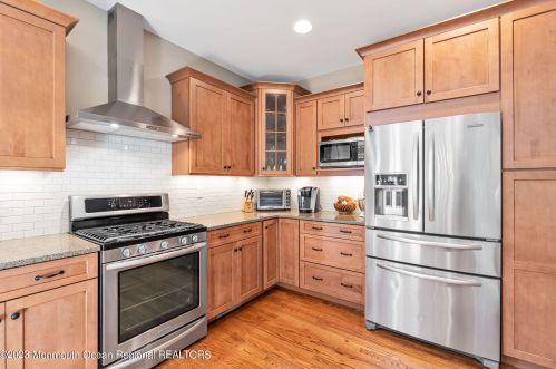 210 White Rd, Little Silver NJ 07739-1137 exterior