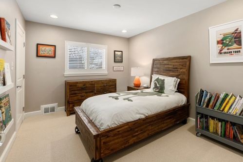 21 Cross Hl Rd, Newton MA 02459-3119 exterior