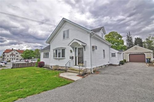 329 New Boston Rd, Fall River MA  02720-5852 exterior