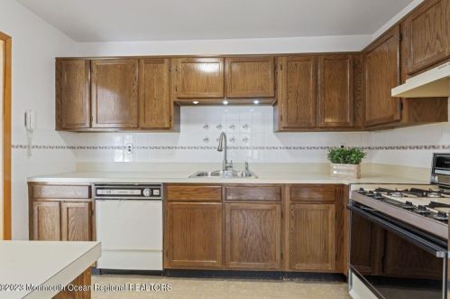 73 Wigwam Ln, Tinton Falls NJ 07724-3176 exterior