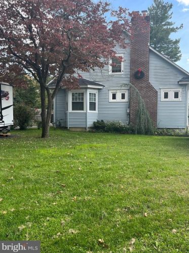 324 Elm Ave, West Deptford NJ  08097-1323 exterior