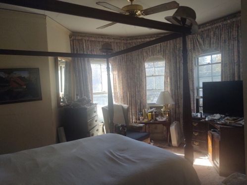 2 Rowe St, Newton MA 02466-1524 exterior