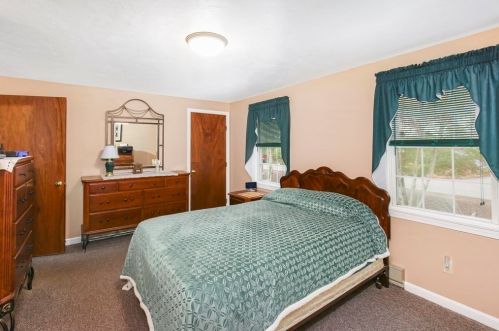 142 St, East Brookfield MA 01515-1612 exterior