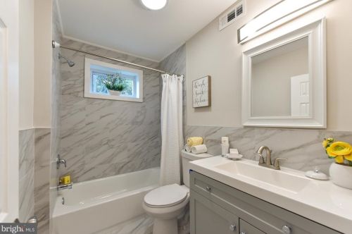 201 Maple Ave, West Deptford NJ  08093-1204 exterior