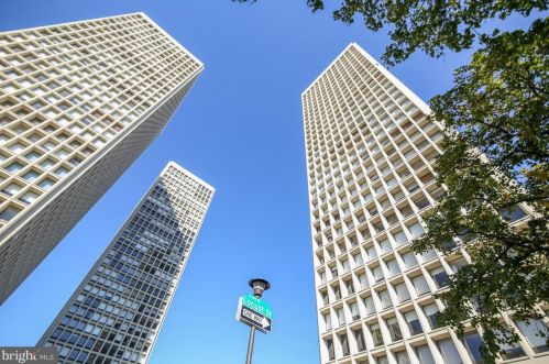 210 Locust St, Philadelphia PA 19106-3945 exterior