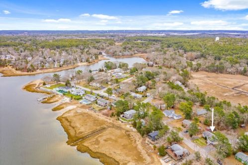 92 Edgewater Dr, Wareham MA 02571-2189 exterior