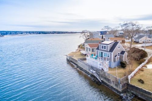 82 Pinehurst Dr, Wareham, MA 02571-2096