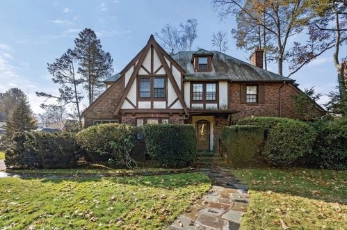 230 Woodward St, Newton, MA 02468-2041