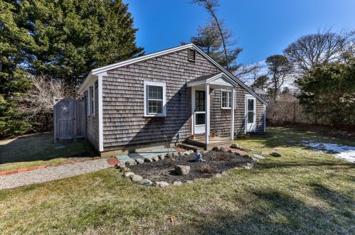 1359 Main St, Chatham MA 02633-2464 exterior