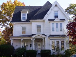 26 Hartford St, Newton, MA 02461-1517