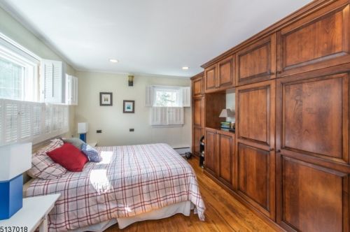 23 Brentwood Dr, East Hanover NJ 07936-2403 exterior