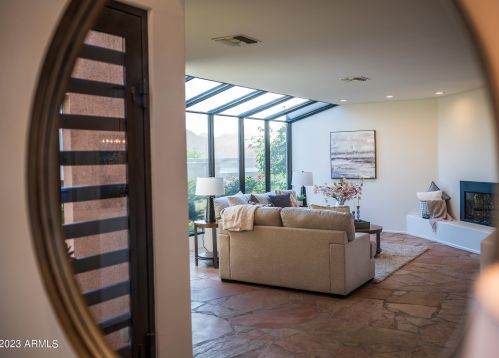 5761 Echo Canyon Cir, Phoenix AZ  85018-1270 exterior